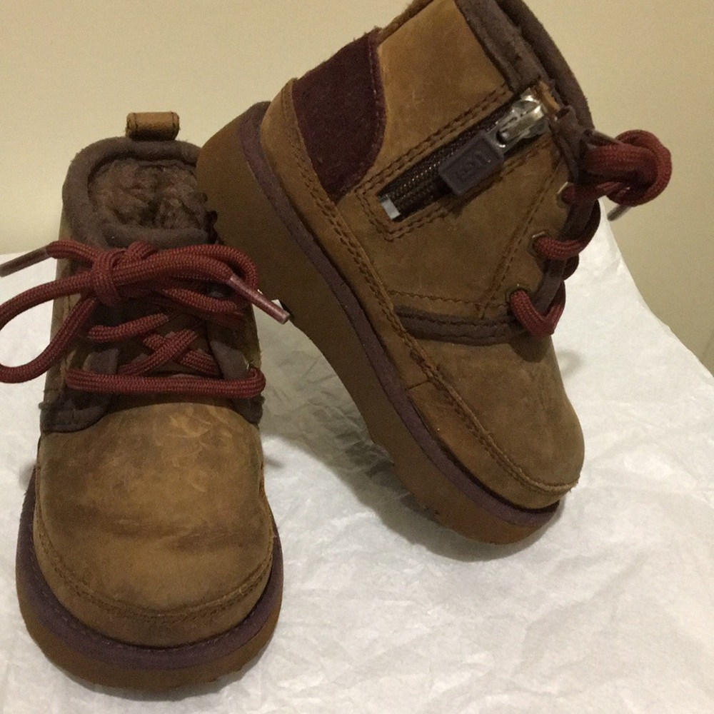 Like New! Ugg kids Sherpa lined lace up/ zipper ankle bootie boots boy’s size 7